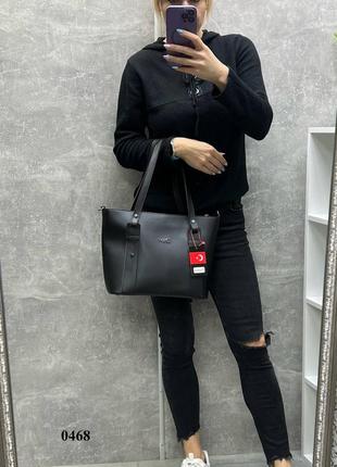 Женская сумка на молнии с эко-кожы, черная с красным.7 фото