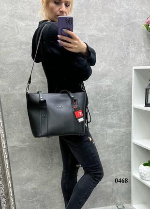 Женская сумка на молнии с эко-кожы, черная с красным.6 фото
