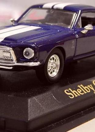 Модель автомобіля shelby gt 500-kr 1968 r. на підставці. 1:43