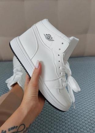 Кросівки білі1 фото