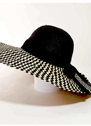 Капелюх з широкими полями широкопола чорна з бежевим з широкими полями із солом’яного плетіння .