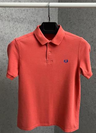 Коралловая футболка поло от бренда fred perry1 фото