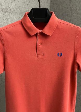 Коралловая футболка поло от бренда fred perry3 фото