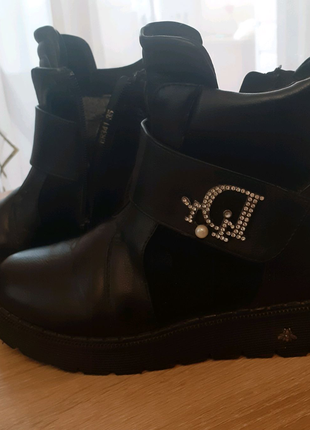Чорні зимові черевики на дівчинку.1 фото