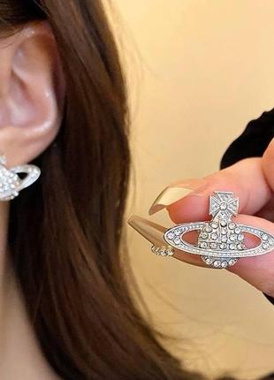 Сережки-гвоздики жіночі / класичні / vivienne westwood / сріблясті / в каменях