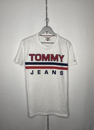 Оригинальная очень крутая футболка tommy jeans из новых коллекций с большим логотипом