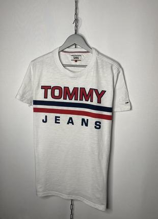 Оригинальная очень крутая футболка tommy jeans из новых коллекций с большим логотипом2 фото