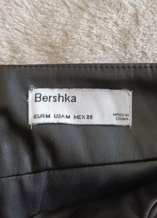 Юбка из экокожи с вырезами по бокам бершка zara mango cos massimo dutti stradivarius pull&bear h&m reserves mohito8 фото