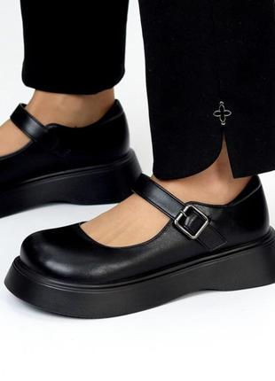 Красивые женские туфли с круглым носиком черные / туфли с ремешком / лоферы завышенная подошва