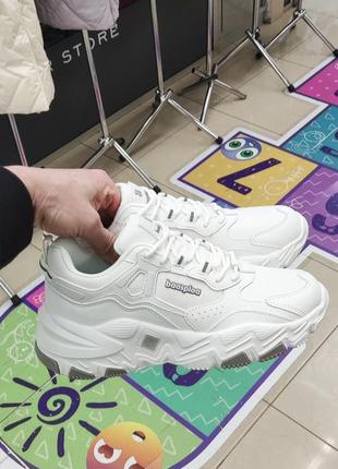 Жіночі кросівки