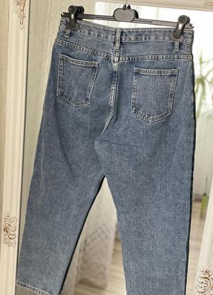 Укороченные джинсы мом4 фото