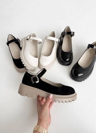 Красивые велюровые лакированные туфли на низком ходу с ремешком черные белые