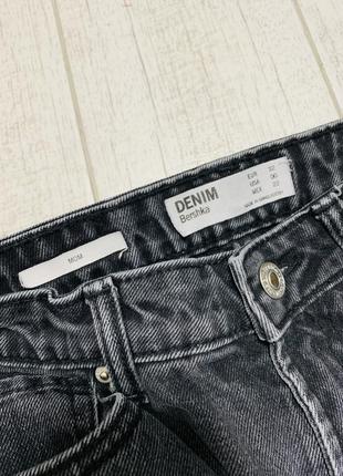 Брендовые стильные джинсы-момы с надписями от bershka3 фото