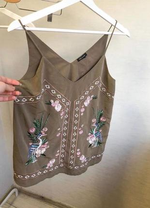 🌿дуже красива маєчка топ кольору хакі з вишивкою від river island