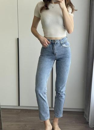 Стильные базовые джинсы, светлые джинсы