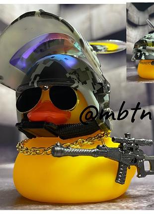 Уточка в шлеме с оружием в очках, аксессуар в машину