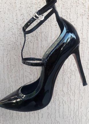 Туфлі лодочки лакові basconi