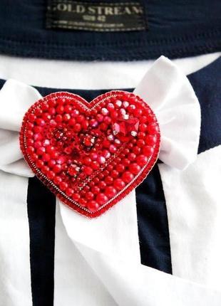 Брошь "сердце" из бусин, бисера и пайеток. сувенир на день валентина. подарок ко дню влюбленных.