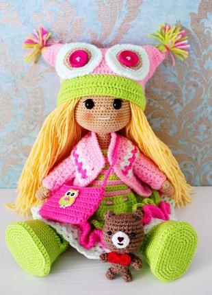 Кукла в зеленом платье вязаная крючком с игрушкой-мишкой. подарок дочке, племяннице. экоигрушка.1 фото
