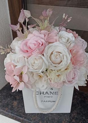 Букет з 37 мильних троянд в дерев'янній коробці "chanel"