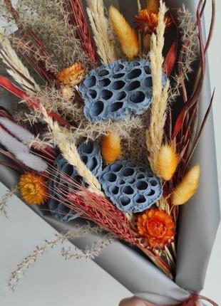 Букет с коробочками лотоса лагурус мескантус