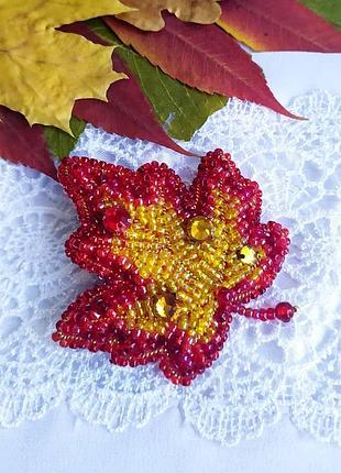 Брошка кленовий листок червоний