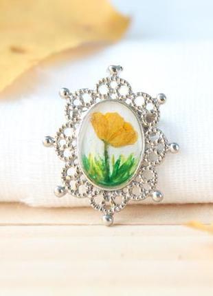 Мила маленька брошка з натуральними квітами сухоцвітом зі смоли на подарунок мамі сестрі1 фото