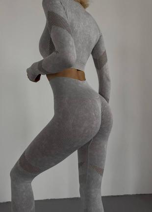 Спортивный бесшовный фитнес костюм варенка 2в1 рашгард и лосины пуш-ап вентиляция2 фото