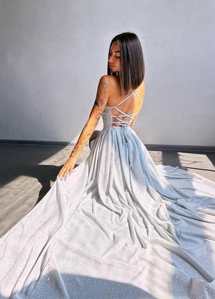 Сяюча преміальна сукня максі у біло-сірому кольорі з розрізом на ніжці та шнурівкою на спині xs s m вечірнє випускне плаття 42 44 46