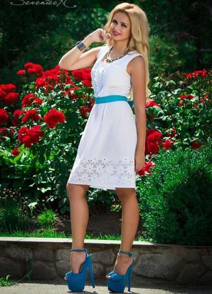Літня біла сукня віз рукавів з батиста з мереживом. спинка на зав'язках. з блакитним поясом l-xl