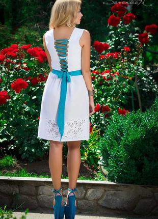 Летнее белое платье вез рукавов из батиста с кружевом. спинка на завязках. с голубым пояском l-xl5 фото