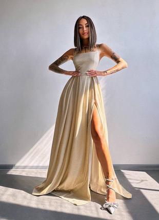 Преміальна блискуча вечірня максі сукня з шнурівкою на спині та розрізом на ніжці у золотому/бежевому кольорі xs s m випускне плаття4 фото