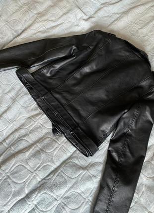 Женская черная куртка косуха – укороченная приталенная из эко-кожи6 фото