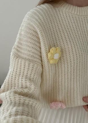 Молочний светр з в'язаними квітами9 фото