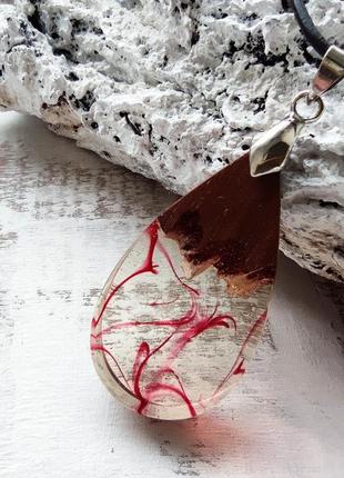 Подарунок дівчині - кулон з дерева та епоксидної смоли ручної роботи.2 фото