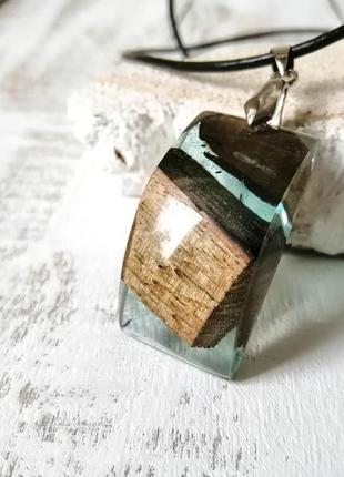 Оригінальний подарунок - кулон з епоксидної смоли та деревини дуба, ніжний світло зелений кулон5 фото