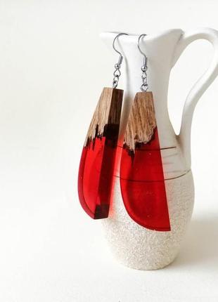 Довгі дерев'яні сережки-підвіски з епоксидною смолою, червоні сережки - подарунок дівчині6 фото