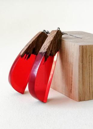 Довгі дерев'яні сережки-підвіски з епоксидною смолою, червоні сережки - подарунок дівчині7 фото