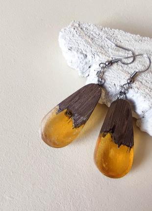 Унікальні довгі сережки з дерева та епоксидної смоли - ідеальний подарунок для дівчини.4 фото