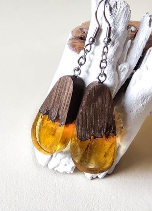 Унікальні довгі сережки з дерева та епоксидної смоли - ідеальний подарунок для дівчини.5 фото