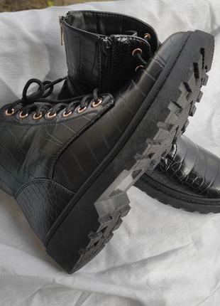Ботинки new look черные эко кожа крокодил ботинки на молнии и шнурках под крокодила массивные ботильоны челси с шнурками6 фото