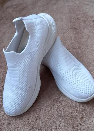 Белые кроссовки.4 фото