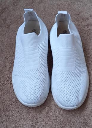 Белые кроссовки.2 фото
