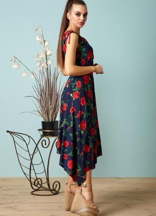 Летнее длинное асимметричное платье без рукавов с красными цветами. темно-синее s-m4 фото