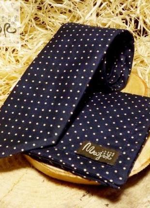 Набор галстука с нагрудным платком темно-синего цвета в горошек3 фото