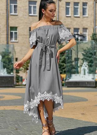 Летнее коттоновое платье с открытыми плечами и белым кружевом. серое m3 фото