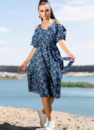 Летнее женское платье миди, ниже колена со спущенными рукавами и открытыми плечами. синее m2 фото