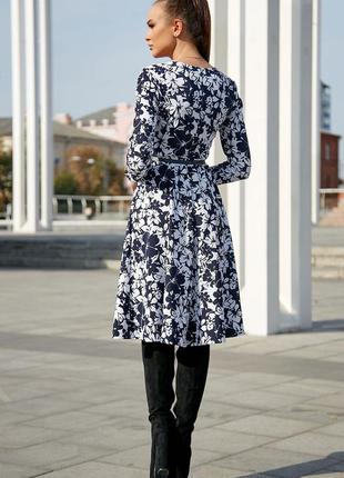 Женское платье по колено с широкой юбкой и длинными рукавами. цветочный принт. синее m4 фото