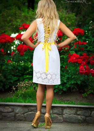 Летнее белое платье вез рукавов из батиста с кружевом. спинка на завязках. с желтым пояском s-m4 фото