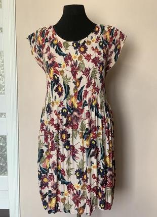 Легкое летнее платье в цветы1 фото